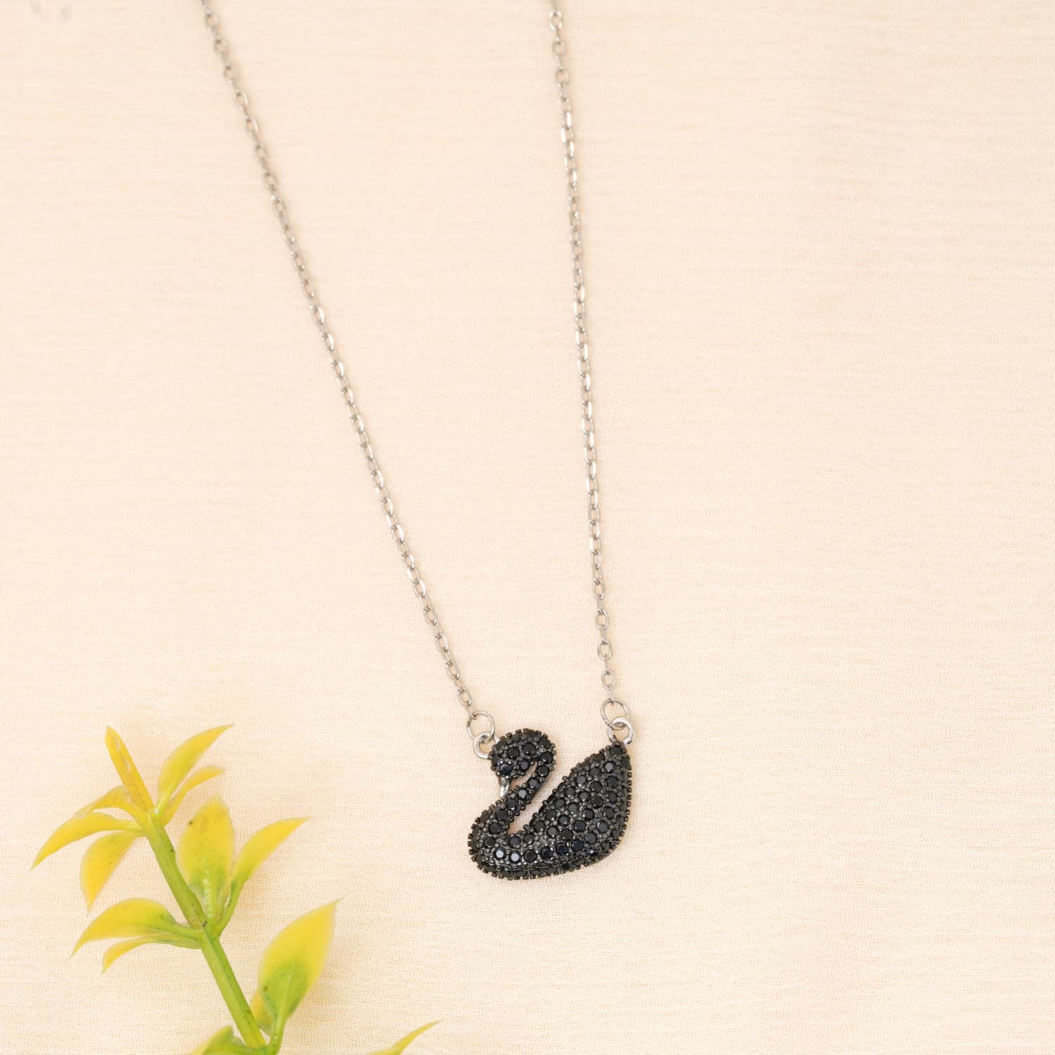 black crystal swan Chain Ivanah Silver